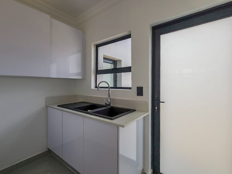 To Let 5 Bedroom Property for Rent in Melodie North West